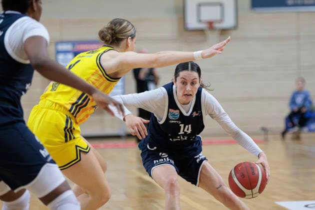 Jo Raflo (Berlin, 9), Katelyn Shumate (Lions, 14), Syntainics MBC vs. Alba Berlin, Frauen, Basketball, 1. Bundesliga, DBBL, Hauptrunde, 12. Spieltag, Saison 2025 26, 21.12.2025. Halle SWH Arena Sachsen-Anhalt Deutschland