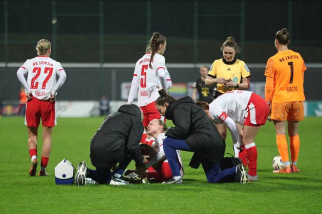 Google Pixel Frauen-Bundesliga, RB Leipzig - 1. FC Köln; 21.12.2025 Lou-Ann Joly (6, RB Leipzig) muss behandelt werden. Fußball, Google Pixel Frauen-Bundesliga, Saison 2025 2026, 14. Spieltag: RB Leipzig vs. 1. FC Köln am 21.12.2025, Trainingszentrum Cottaweg, Leipzig. DFB REGULATIONS PROHIBIT ANY USE OF PHOTOGRAPHS AS IMAGE SEQUENCES AND OR QUASI-VIDEO. Copyright: xBEAUTIFULxSPORTS JanxKaeferx
