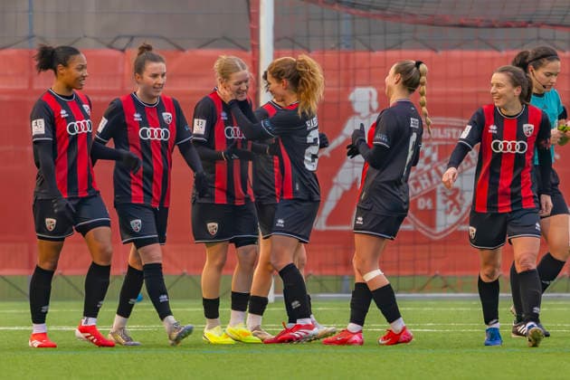 Ingolstadt, Deutschland 21. Dezember 2025: 2. BL - Frauen - 2025 2026 - FC Ingolstadt 04 vs. 1. FFC Turbine Potsdam Im Bild: in der Traube Torschützin Nina Penzkofer (FCI) jubelt nach ihrem Tor zum 2:0 mit ihren Teamkolleginnen. Audi Sportpark Bayern Copyright: xFotostandx xSchäferx