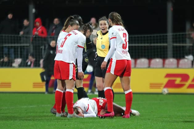 Google Pixel Frauen-Bundesliga, RB Leipzig - 1. FC Köln; 21.12.2025 Schiedsrichterin Levke Scholz ist am Ort des Geschehens. Fußball, Google Pixel Frauen-Bundesliga, Saison 2025 2026, 14. Spieltag: RB Leipzig vs. 1. FC Köln am 21.12.2025, Trainingszentrum Cottaweg, Leipzig. DFB REGULATIONS PROHIBIT ANY USE OF PHOTOGRAPHS AS IMAGE SEQUENCES AND OR QUASI-VIDEO. Copyright: xBEAUTIFULxSPORTS JanxKaeferx