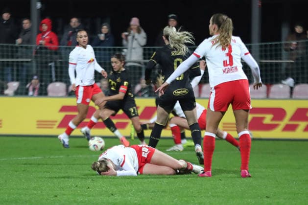 Google Pixel Frauen-Bundesliga, RB Leipzig - 1. FC Köln; 21.12.2025 Victoria Krug (20, RB Leipzig) liegt mit Schmerzen am Boden, während im Hintergrund das Spiel zunächst weiterläuft. Fußball, Google Pixel Frauen-Bundesliga, Saison 2025 2026, 14. Spieltag: RB Leipzig vs. 1. FC Köln am 21.12.2025, Trainingszentrum Cottaweg, Leipzig. DFB REGULATIONS PROHIBIT ANY USE OF PHOTOGRAPHS AS IMAGE SEQUENCES AND OR QUASI-VIDEO. Copyright: xBEAUTIFULxSPORTS JanxKaeferx