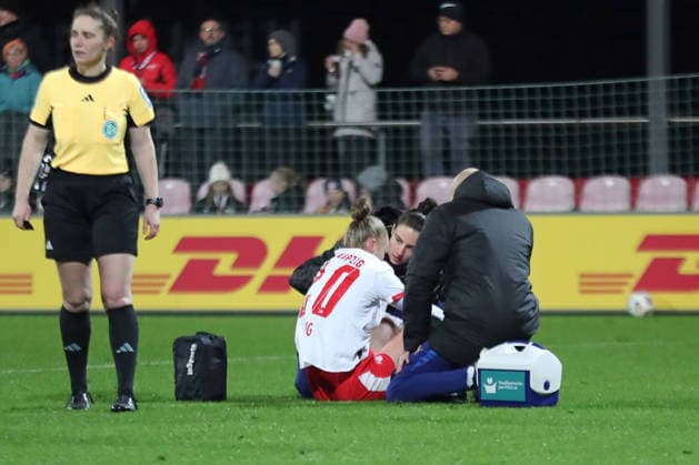 Google Pixel Frauen-Bundesliga, RB Leipzig - 1. FC Köln; 21.12.2025 Victoria Krug (20, RB Leipzig) muss behandelt werden. Fußball, Google Pixel Frauen-Bundesliga, Saison 2025 2026, 14. Spieltag: RB Leipzig vs. 1. FC Köln am 21.12.2025, Trainingszentrum Cottaweg, Leipzig. DFB REGULATIONS PROHIBIT ANY USE OF PHOTOGRAPHS AS IMAGE SEQUENCES AND OR QUASI-VIDEO. Copyright: xBEAUTIFULxSPORTS JanxKaeferx