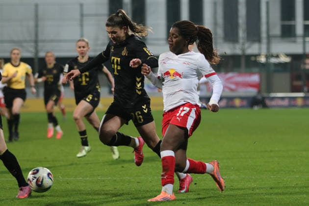 21.12.2025 Fußball Frauen 2025 2026 Google Pixel Frauen-Bundesliga 14. Spieltag RB Leipzig - 1. FC Köln RB-Trainingszentrum am Cottaweg Leipzig Delice Boboy (Leipzig, 17, weiß) im Duell mit Martyna Wiankowska (Köln, 26, schwarz). Leipzig Sachsen Deutschland