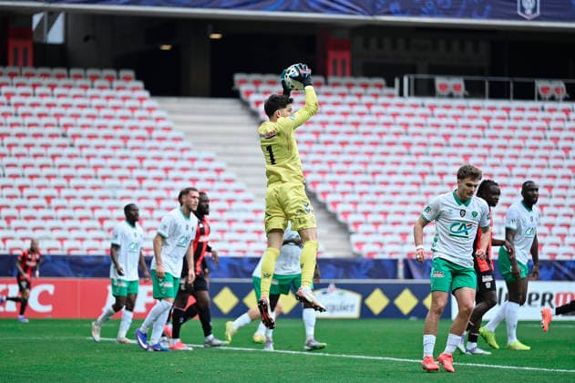FOOTBALL : Nice (OGC Nice) vs Saint Etienne (ASSE) - Coupe de France - 32e de finale - 21 12 2025 Saint-Etienne s goalkeeper 1 Gautier Larsonneur durant le match de coupe de France, opposant l™OGC Nice a L™AS Saint Etienne, a l™occasion des 32e de finale, Stade de l™Allianz Riviera de Nice, sud de la France, le 21 dÃ cembre 2025. NICEFrance  Copyright: xfredxDIDES psnewzx