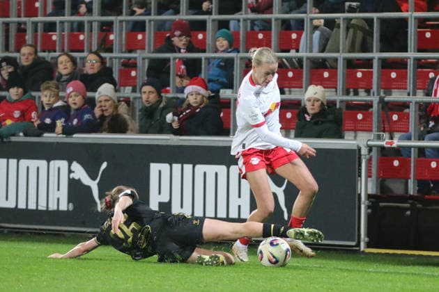 21.12.2025 Fußball Frauen 2025 2026 Google Pixel Frauen-Bundesliga 14. Spieltag RB Leipzig - 1. FC Köln RB-Trainingszentrum am Cottaweg Leipzig Laura Donhauser (Köln, 25, schwarz) grätscht gegen Marlene Müller (Leipzig, 27, weiß). Leipzig Sachsen Deutschland