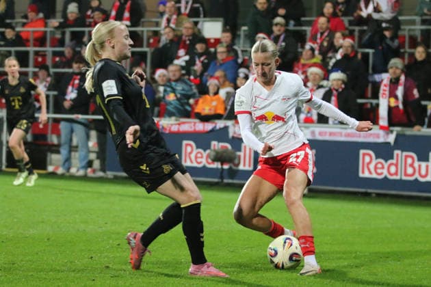 21.12.2025 Fußball Frauen 2025 2026 Google Pixel Frauen-Bundesliga 14. Spieltag RB Leipzig - 1. FC Köln RB-Trainingszentrum am Cottaweg Leipzig Marlene Müller (Leipzig, 27, weiß) im Duell mit Anna Gerhardt (Köln, 21, schwarz). Leipzig Sachsen Deutschland