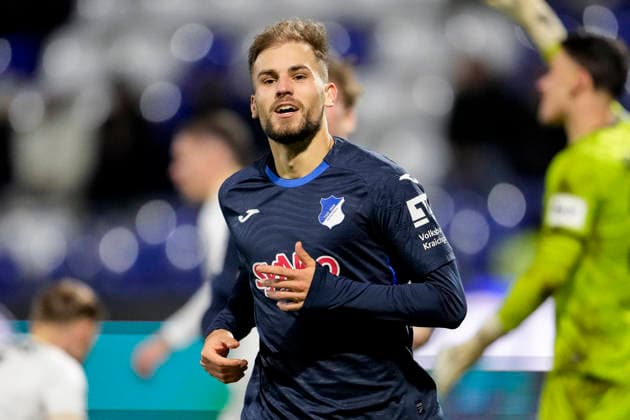 Torschütze Luka Djuric (Duric, TSG II, 10), jubelt über das Tor zum 1:0, Jubel, jubeln, Torjubel, Torerfolg, celebrate the goal, goal, celebration, jubelt ueber das Tor, Freuen, Freude, freut sich, optimistisch, positiv, Spielszene, Highlight, Einzelbild, Einzelfoto, Aktion, Action, 21.12.2025, Sinsheim (Hoffenheim) (Deutschland), Fussball, 3. Liga, TSG 1899 Hoffenheim II - SV Wehen Wiesbaden, DFB DFL REGULATIONS PROHIBIT ANY USE OF PHOTOGRAPHS AS IMAGE SEQUENCES AND OR QUASI-VIDEO. *** Goalscorer Luka Djuric Duric, TSG II, 10 , cheers about the goal to 1 0, cheer, cheer, goal celebration, celebrate the goal, goal, celebration, cheers about the goal, rejoicing, joy, rejoices, optimistic, positive, game scene, highlight, single image, single photo, action, action, 21 12 2025, Sinsheim Hoffenheim Germany , Soccer, 3 Liga, TSG 1899 Hoffenheim II SV Wehen Wiesbaden, DFB DFL REGULATIONS PROHIBIT ANY USE OF PHOTOGRAPHS AS IMAGE SEQUENCES AND OR QUASI VIDEO xozx