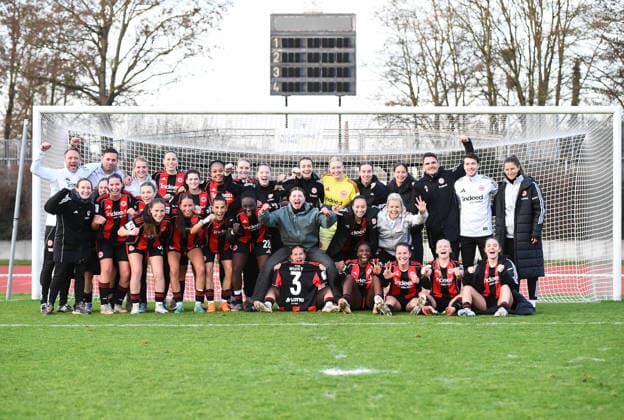 Fußball 2. Frauen-Bundesliga Saison 2025 2026 14. Spieltag: Borussia Mönchengladbach - Eintracht Frankfurt II am 21.12.2025 im Grenzlandstadion in Mönchengladbach Die Frankfurter Spielerinnen freuen sich über den Sieg DFB regulations prohibit any use of photographs as image sequences and or quasi-video. Nordrhein-Westfalen Deutschland