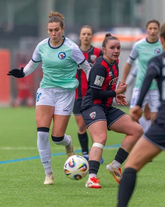 Ingolstadt, Deutschland 21. Dezember 2025: 2. BL - Frauen - 2025 2026 - FC Ingolstadt 04 vs. 1. FFC Turbine Potsdam Im Bild: v. li. im Zweikampf Annika Wohner (Turbine) und Leonie Hein (FCI) Audi Sportpark Bayern Copyright: xFotostandx xSchäferx