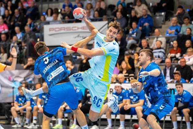 Handball I Herren I Saison 2025-2026 I Bundesliga I 18. Spieltag I TVB Stuttgart - VfL Gummersbach I 21.12.2025 Julian Köster (7, VfL Gummersbach) im Wurf Stuttgart Porsche Arena Baden-Württemberg Deutschland Copyright: xLobeca MaxxPetershansx