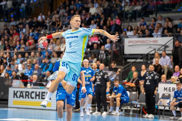 Handball I Herren I Saison 2025-2026 I Bundesliga I 18. Spieltag I TVB Stuttgart - VfL Gummersbach I 21.12.2025 Tilen Kodrin (5, VfL Gummersbach) im Wurf Stuttgart Porsche Arena Baden-Württemberg Deutschland Copyright: xLobeca MaxxPetershansx
