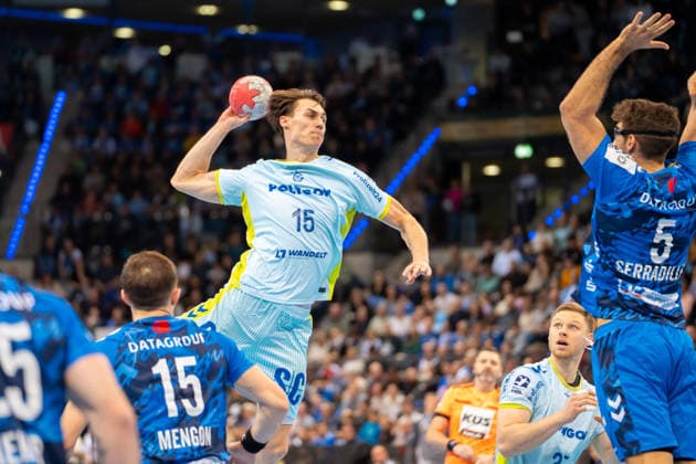 Handball I Herren I Saison 2025-2026 I Bundesliga I 18. Spieltag I TVB Stuttgart - VfL Gummersbach I 21.12.2025 Miro Schluroff (15, VfL Gummersbach) im Wurf Stuttgart Porsche Arena Baden-Württemberg Deutschland Copyright: xLobeca MaxxPetershansx