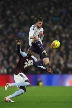 Aston Villa v Manchester United, ManU - Premier League Amadou Onana of Aston Villa and Mason Mount of Manchester United challenge during the Premier League match between Aston Villa and Manchester United at Villa Park on December 21, 2025 in Birmingham, England. Birmingham Villa Park England United Kingdom Copyright: xNealxSimpson Sportsphoto APLx 14144782