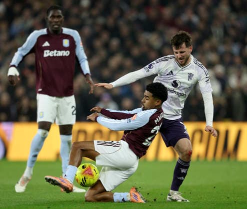 Aston Villa v Manchester United, ManU - Premier League Ian Maatsen of Aston Villa and Mason Mount of Manchester United challenge during the Premier League match between Aston Villa and Manchester United at Villa Park on December 21, 2025 in Birmingham, England. Birmingham Villa Park England United Kingdom Copyright: xNealxSimpson Sportsphoto APLx 14144783