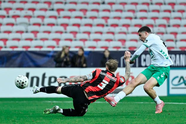 FOOTBALL : Nice (OGC Nice) vs Saint Etienne (ASSE) - Coupe de France - 32e de finale - 21 12 2025 Nice™s defender 3 Melvin Bard et Saint-Etienne s midfielder 20 Nadir El Jamali durant le match de coupe de France, opposant l™OGC Nice a L™AS Saint Etienne, a l™occasion des 32e de finale, Stade de l™Allianz Riviera de Nice, sud de la France, le 21 dÃ cembre 2025. NICEFrance  Copyright: xfredxDIDES psnewzx