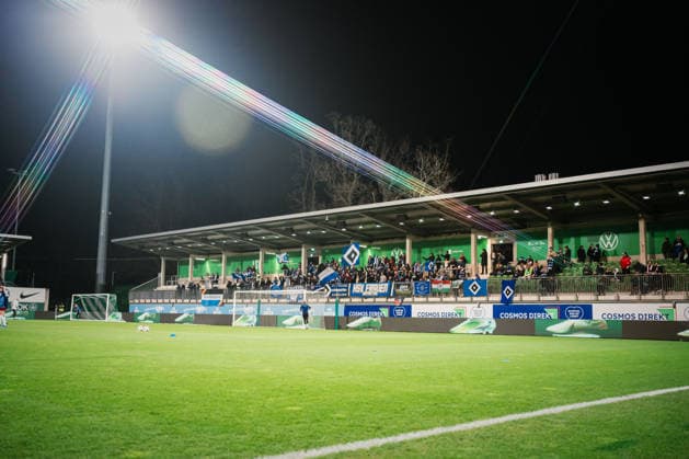 Google Pixel Frauen-Bundesliga: VfL Wolfsburg vs. Hamburger SV, 21.12.2025 HSV-Fans im AOK Stadion; Fußball, Google Pixel Frauen-Bundesliga, 14. Spieltag: VfL Wolfsburg vs. Hamburger SV am 21.12.2025 im AOK Stadion, Wolfsburg DFB REGULATIONS PROHIBIT ANY USE OF PHOTOGRAPHS AS IMAGE SEQUENCES AND OR QUASI-VIDEO.