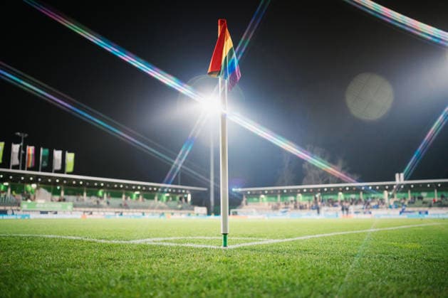 Google Pixel Frauen-Bundesliga: VfL Wolfsburg vs. Hamburger SV, 21.12.2025 Eckfahne vom VfL Wolfsburg (Regenbogeneckfahne); Fußball, Google Pixel Frauen-Bundesliga, 14. Spieltag: VfL Wolfsburg vs. Hamburger SV am 21.12.2025 im AOK Stadion, Wolfsburg DFB REGULATIONS PROHIBIT ANY USE OF PHOTOGRAPHS AS IMAGE SEQUENCES AND OR QUASI-VIDEO.
