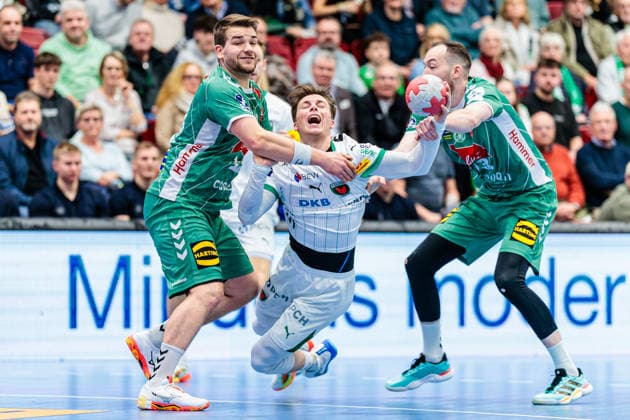 v.l. Ian Weber (GWD Minden, 13), Nils Lichtlein (Fuechse Berlin, 17), Keno Danzenbaecher (GWD Minden, 72) GER, GWD Minden vs. Fuechse Berlin, Handball, 1. Bundesliga, 18. Spieltag, Spielzeit 2025 2026, 21.12.2025 GER, GWD Minden vs. Fuechse Berlin, Handball, 1. Bundesliga, 18. Spieltag, Spielzeit 2025 2026, 21.12.2025 Luebbecke Copyright: xEibner-Pressefoto JanxRollingerx EP_JSK