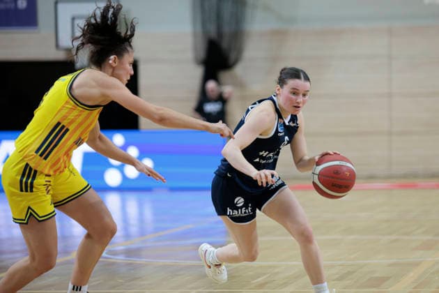 Theresa Simon (Berlin, 3), Nicole Brochlitz (Lions, 6), Syntainics MBC vs. Alba Berlin, Frauen, Basketball, 1. Bundesliga, DBBL, Hauptrunde, 12. Spieltag, Saison 2025 26, 21.12.2025. Halle SWH Arena Sachsen-Anhalt Deutschland