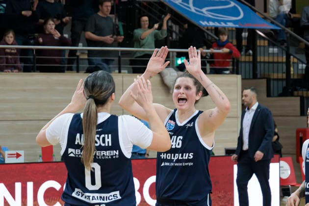 Alexia Allesch (Lions, 0), Romy Bär (Lions, 46) jubeln nach 82:76 Heimsieg, Syntainics MBC vs. Alba Berlin, Frauen, Basketball, 1. Bundesliga, DBBL, Hauptrunde, 12. Spieltag, Saison 2025 26, 21.12.2025. Halle SWH Arena Sachsen-Anhalt Deutschland