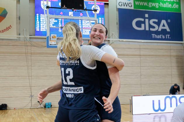 Anna Alborova (Lions, 12) und Alexia Allesch (Lions, 0) jubeln nach 82:76 Heimsieg, Syntainics MBC vs. Alba Berlin, Frauen, Basketball, 1. Bundesliga, DBBL, Hauptrunde, 12. Spieltag, Saison 2025 26, 21.12.2025. Halle SWH Arena Sachsen-Anhalt Deutschland