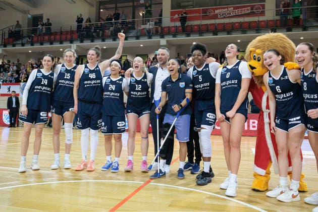 Lions jubeln nach 82:76 Heimsieg, Syntainics MBC vs. Alba Berlin, Frauen, Basketball, 1. Bundesliga, DBBL, Hauptrunde, 12. Spieltag, Saison 2025 26, 21.12.2025. Halle SWH Arena Sachsen-Anhalt Deutschland