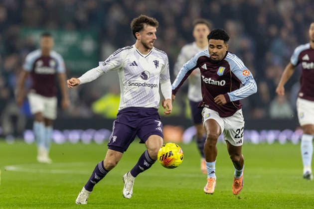 Aston Villa v Manchester United, ManU Premier League 21 12 2025. Manchester United midfielder Mason Mount (7) runs forward with ball during the Premier League match between Aston Villa and Manchester United at Villa Park, Birmingham, England on 21 December 2025. Birmingham Villa Park West Midlands England Editorial use only DataCo restrictions apply See www.football-dataco.com , Copyright: xManjitxNarotrax PSI-23452-0006