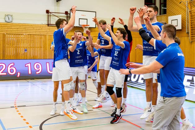 21.12.2025, GER, Volleyball, 2.BL Maenner Sued, Saison 2025 2026, Blue Volleys Gotha - L.E. Volleys Ben Bierwisch (Blue Volleys Gotha) schießt die Blue Volleys Gotha zum 3:1 Satzgewinn gegen die L.E. Volleys und wir Player of the Match 99867 Gotha Sporthalle Sportanlage Ernesti Thüringen Deutschland