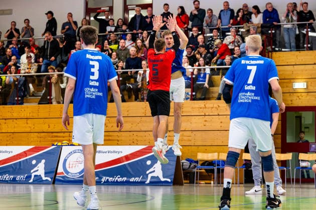 21.12.2025, GER, Volleyball, 2.BL Maenner Sued, Saison 2025 2026, Blue Volleys Gotha - L.E. Volleys Len Spankowski (Blue Volleys Gotha) gemeinsam mit Lauritz Jastrow (Blue Volleys Gotha) beim Wechsel 99867 Gotha Sporthalle Sportanlage Ernesti Thüringen Deutschland