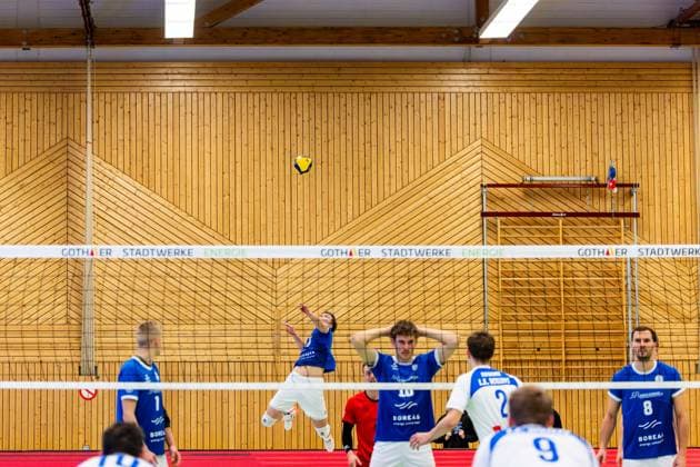 21.12.2025, GER, Volleyball, 2.BL Maenner Sued, Saison 2025 2026, Blue Volleys Gotha - L.E. Volleys Ben Bierwisch (Blue Volleys Gotha) beim Aufschlag 99867 Gotha Sporthalle Sportanlage Ernesti Thüringen Deutschland