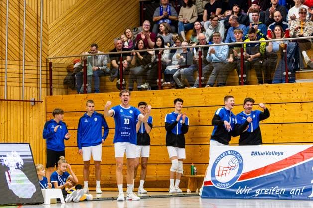 21.12.2025, GER, Volleyball, 2.BL Maenner Sued, Saison 2025 2026, Blue Volleys Gotha - L.E. Volleys Lauritz Jastrow (Blue Volleys Gotha) gemeinsam mit seinen Mitspielern beim Jubel 99867 Gotha Sporthalle Sportanlage Ernesti Thüringen Deutschland