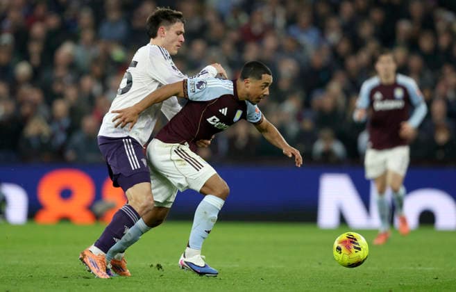 Aston Villa v Manchester United, ManU - Premier League Manuel Ugarte of Manchester United and Youri Tielemans of Aston Villa challenge during the Premier League match between Aston Villa and Manchester United at Villa Park on December 21, 2025 in Birmingham, England. Birmingham Villa Park England United Kingdom Copyright: xNealxSimpson Sportsphoto APLx 14144784