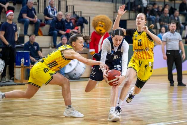 Toyota DBBL 2025 2026 - Syntainics MBC vs.Alba Berlin Halle Saale, Deutschland 21.Dezember 2025: Im Bild:v. li. im Zweikampf Lena Gohlisch (Berlin),Katelyn Shumate (Halle) und Rosalie Esser (Berlin) Halle Saale swh.Arena Sachsen-Anhalt Deutschland