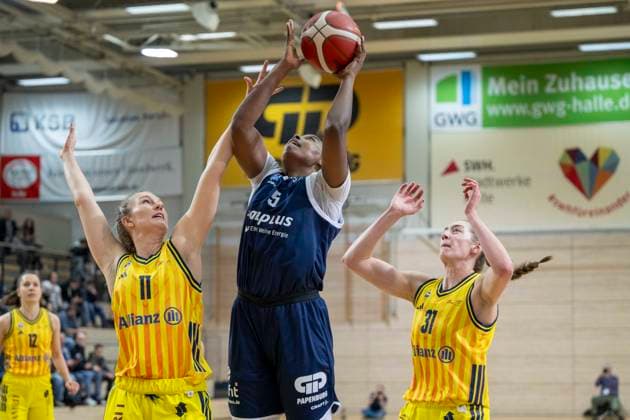 Toyota DBBL 2025 2026 - Syntainics MBC vs.Alba Berlin Halle Saale, Deutschland 21.Dezember 2025: Im Bild:v.li.Nina Rosemeyer (Berlin), Khalis Cain (Halle) und Abby Muse (Berlin) Halle Saale swh.Arena Sachsen-Anhalt Deutschland