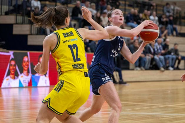 Toyota DBBL 2025 2026 - Syntainics MBC vs.Alba Berlin Halle Saale, Deutschland 21.Dezember 2025: Im Bild:v.li.Lena Gohlisch (Berlin) und Nicole Brochlitz (Halle) Halle Saale swh.Arena Sachsen-Anhalt Deutschland