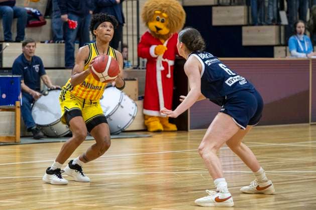 Toyota DBBL 2025 2026 - Syntainics MBC vs.Alba Berlin Halle Saale, Deutschland 21.Dezember 2025: Im Bild:v.li.Deeshyra Thomas (Berlin) und Nicole Brochlitz (Halle) Halle Saale swh.Arena Sachsen-Anhalt Deutschland