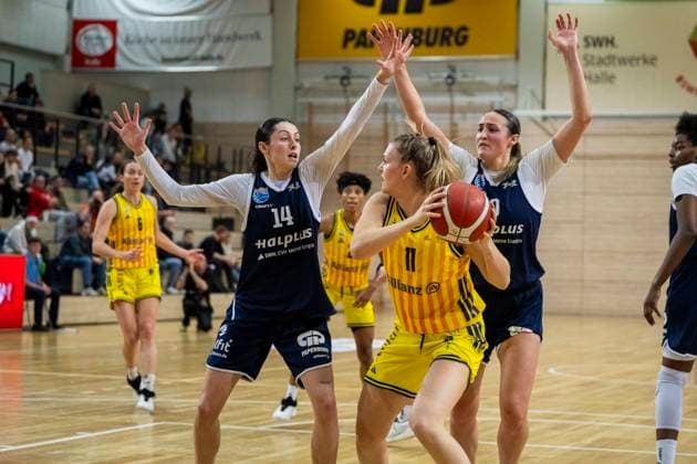 Toyota DBBL 2025 2026 - Syntainics MBC vs.Alba Berlin Halle Saale, Deutschland 21.Dezember 2025: Im Bild:v. li. im Zweikampf Katelyn Shumate (Halle), Nina Rosemeyer (Berlin) und Alexia Allesch (Halle) Halle Saale swh.Arena Sachsen-Anhalt Deutschland
