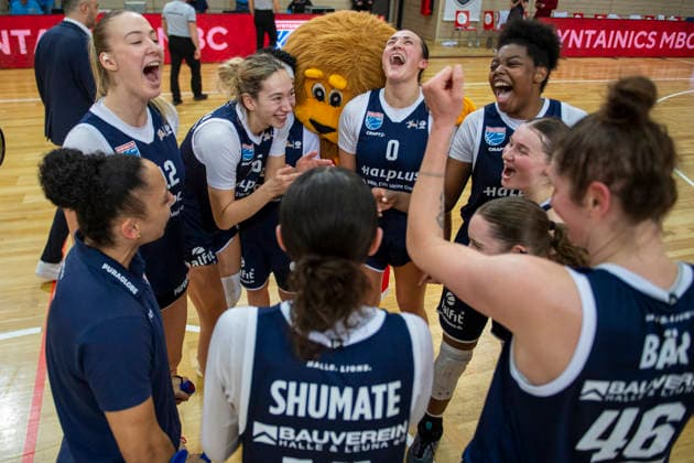 Toyota DBBL 2025 2026 - Syntainics MBC vs.Alba Berlin Halle Saale, Deutschland 21.Dezember 2025: Im Bild:Das Team von Halle jubelt nach den Sieg ueber Berlin Halle Saale swh.Arena Sachsen-Anhalt Deutschland