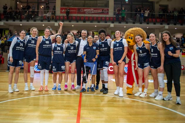 Toyota DBBL 2025 2026 - Syntainics MBC vs.Alba Berlin Halle Saale, Deutschland 21.Dezember 2025: Im Bild:Das Team von Halle jubelt nach den Sieg ueber Berlin Halle Saale swh.Arena Sachsen-Anhalt Deutschland