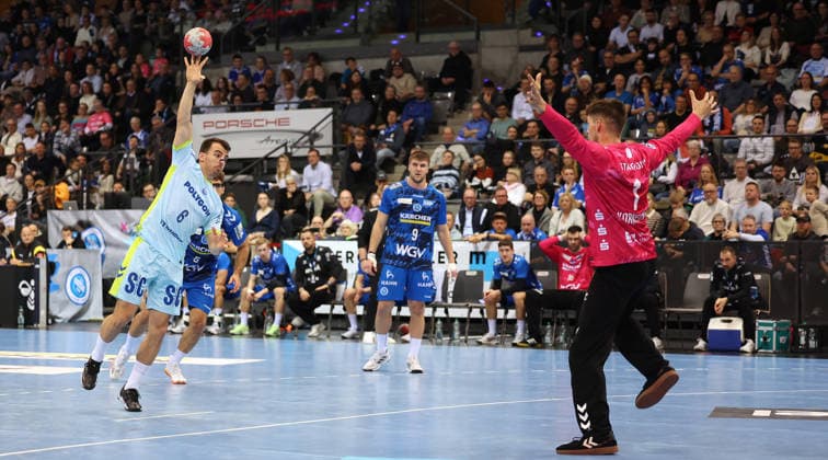 BAU 21.12.2025 Stuttgart Handball TVB Stuttgart vs. VfL Gummersbach, v.l. Milos Vujovic (Gummersbach), Mateusz Kornecki (TVB)