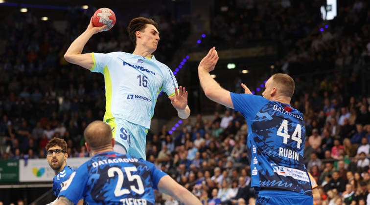 BAU 21.12.2025 Stuttgart Handball TVB Stuttgart vs. VfL Gummersbach, Miro Schluroff (Gummersbach) am Ball