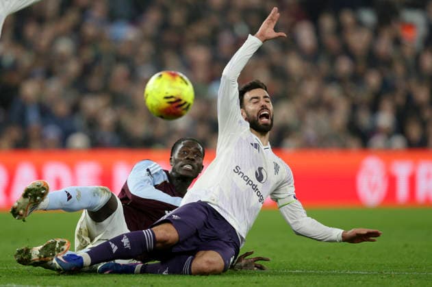 Aston Villa v Manchester United, ManU - Premier League Amadou Onana of Aston Villa and Bruno Fernandes of Manchester United challenge during the Premier League match between Aston Villa and Manchester United at Villa Park on December 21, 2025 in Birmingham, England. Birmingham Villa Park England United Kingdom Copyright: xNealxSimpson Sportsphoto APLx 14144791