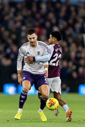 Aston Villa v Manchester United, ManU Premier League 21 12 2025. Manchester United defender Diogo Dalot (2) battles for possession with Aston Villa defender Ian Maatsen (22) during the Premier League match between Aston Villa and Manchester United at Villa Park, Birmingham, England on 21 December 2025. Birmingham Villa Park West Midlands England Editorial use only DataCo restrictions apply See www.football-dataco.com , Copyright: xManjitxNarotrax PSI-23452-0011