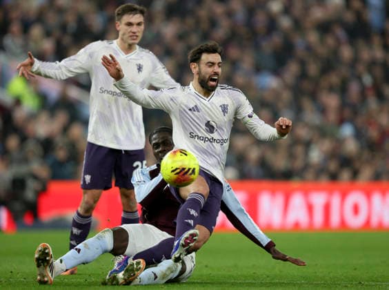 Aston Villa v Manchester United, ManU - Premier League Amadou Onana of Aston Villa and Bruno Fernandes of Manchester United challenge during the Premier League match between Aston Villa and Manchester United at Villa Park on December 21, 2025 in Birmingham, England. Birmingham Villa Park England United Kingdom Copyright: xNealxSimpson Sportsphoto APLx 14144793