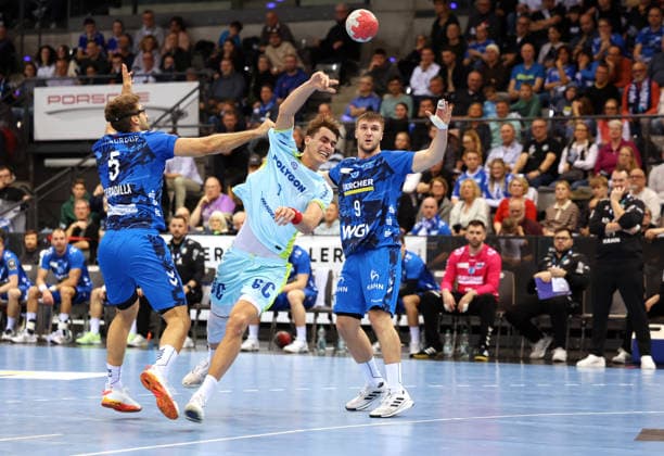 BAU 21.12.2025 Stuttgart Handball TVB Stuttgart vs. VfL Gummersbach, v.l. Antonio Serradilla (TVB), Julian Köster (Gummersbach), Gianfranco Pribetic (TVB)
