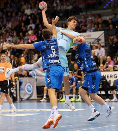 BAU 21.12.2025 Stuttgart Handball TVB Stuttgart vs. VfL Gummersbach, Dominik Kuzmanovic (Gummersbach) am Ball