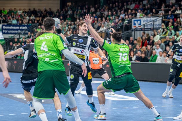 Handball Bundesliga; HSG Wetzlar - ThSV Eisenach, 21.12.25 Felix Aellen (ThSV Eisenach, 22), Josip Simic (HSG Wetzlar, 10), Filip Vistorop (HSG Wetzlar, 4) Handball Bundesliga; HSG Wetzlar - ThSV Eisenach: Wetzlar, 21.12.25 Copyright: xBEAUTIFULxSPORTS Roeczeyx