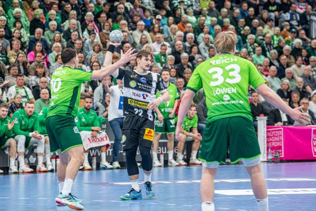 Handball Bundesliga; HSG Wetzlar - ThSV Eisenach, 21.12.25 Felix Aellen (ThSV Eisenach, 22), Josip Simic (HSG Wetzlar, 10), Georg Löwen ((HSG Wetzlar, 33) Handball Bundesliga; HSG Wetzlar - ThSV Eisenach: Wetzlar, 21.12.25 Copyright: xBEAUTIFULxSPORTS Roeczeyx