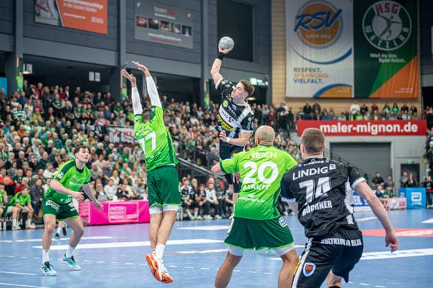 Handball Bundesliga; HSG Wetzlar - ThSV Eisenach, 21.12.25 Tillman Leu (ThSV Eisenach, 99), Stefan Cavor (HSG Wetzlar, 77), Cyrill Akakpo (HSG Wetzlar, 20), Vincent Büchner (ThSV Eisenach, 74) Handball Bundesliga; HSG Wetzlar - ThSV Eisenach: Wetzlar, 21.12.25 Copyright: xBEAUTIFULxSPORTS Roeczeyx