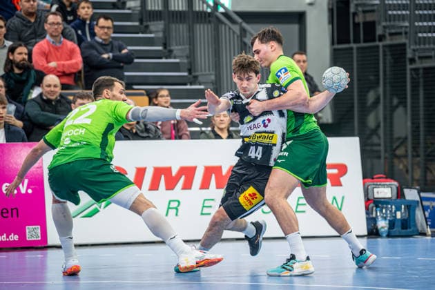 Handball Bundesliga; HSG Wetzlar - ThSV Eisenach, 21.12.25 Stephan Seitz (ThSV Eisenach, 44), Fynn Hangstein (ThSV Eisenach, 10), Jona Schoch (HSG Wetzlar, 22) Handball Bundesliga; HSG Wetzlar - ThSV Eisenach: Wetzlar, 21.12.25 Copyright: xBEAUTIFULxSPORTS Roeczeyx